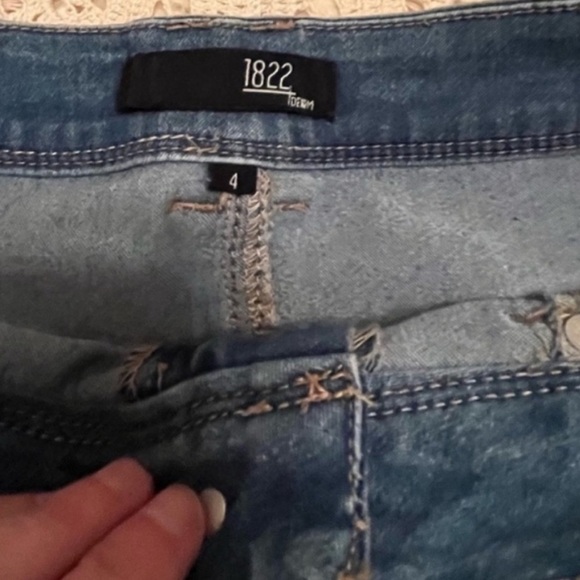 1822 BERMUDA women's denim jean shorts size 4 whiskers medium wash cuffed EUC - Picture 10 of 14
